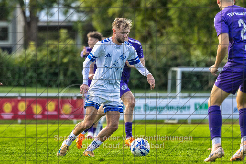 20261010_155324_0613-Bearbeitet_(c)_by_PhotoPeet | #,1.FC Eislingen (weiß) vs. TSV Bernhausen (lila), Fussball, Landesliga 2 - wfv, 11. Spieltag, Saison 2026/2027, Rasenplatz, Eichbachstation, Haldenstraße, 73054 Eislingen, 10.10.2026 - 15:30 Uhr,Foto: PhotoPeet / Sport- &amp; Eventfotografie / Peter Harich