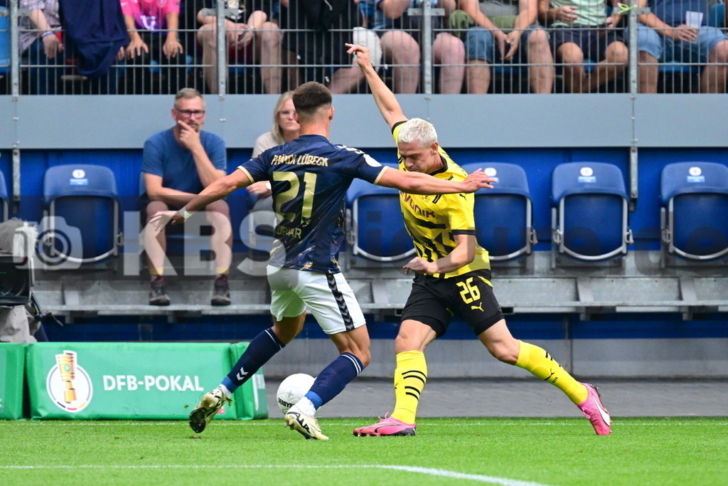 KBS Picture_PhoenixLuebeck-BorDortmund_030 | v.l. Sadrifar Valdemar (Phoenix Luebeck) , Ryerson Julian (Borussia Dortmund) ,Sportplatz :  Volksparkstadion, - Realisiert mit Pictrs.com