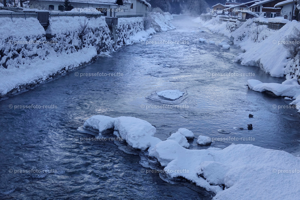 welltvi-Lechfluss-Winter_24Jan2019-Steeg_DSC2199 | Info aus dem Bezirk Reutte/Ausserfern Tirol sowie eine umfangreiche Bilddatenbank über die gesamte Region: Lechtal, Talkessel Reutte, Tannheimertal, Zwischentoren. Lech, Plansee, Zugspitze, Grenztunnel, B179, Fernpassstraße, Verkehr, Lawinen, Tradition, - Realisiert mit Pictrs.com