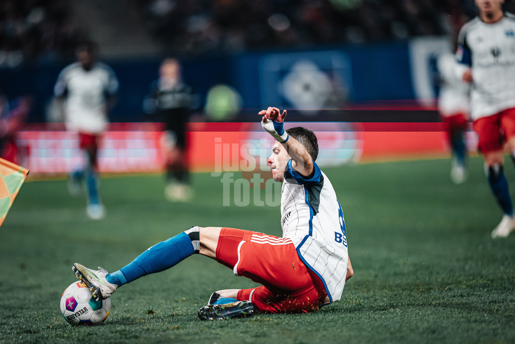 Fußball | Männer | Saison 2023/2024 | 2. Fußball-Bundesliga | 12. Spieltag | Hamburger SV vs. 1. FC Magdeburg | 04.11.2023 | Laszlo Benes (#8, HSV) stoppt elegant den Ball
