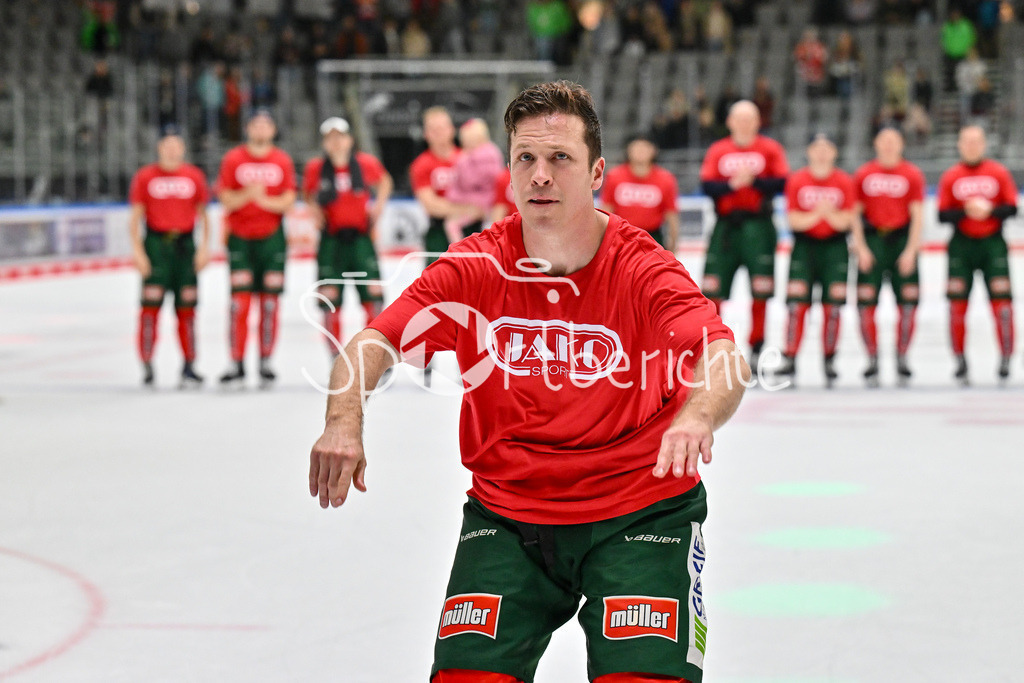 Augsburger Panther - Löwen Frankfurt | Die Spieler des AEV feiern zusammen mit den Fans den Heimsieg gegen Frankfurt / DEL: Augsburger Panther - Löwen Frankfurt, Curt Frenzel Stadiom am 11.10.2024 / T. J. TREVELYAN (Augsburger Panther #24)