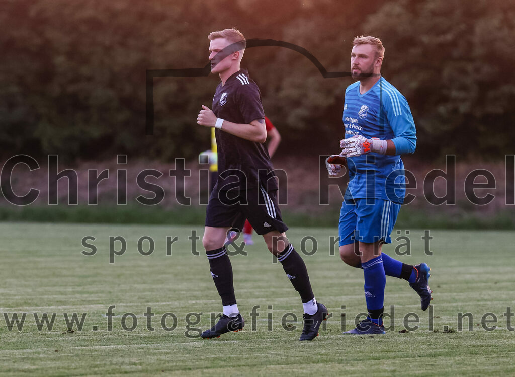 2023-07-20_007_FC_Finsing_gegen_TSV_Wartenberg | Finsing, Deutschland, 20.07.2023:
Fußball, Kreisliga 2023 / 2024, Testspiel, FC Finsing gegen TSV Wartenberg, Endergebnis: 1:0

Valentin Bachmeier (FC Finsing, #6), Torwart Daniel Schröder (FC Finsing, #1)

Foto: Christian Riedel / fotografie-riedel.net