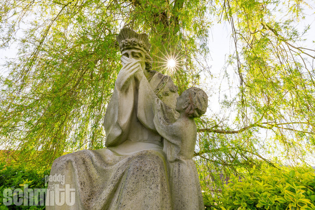 Denkmal bei der St. Pankratius Kapelle bei Ostrach | Eine markante Skulptur steht als Denkmal bei der St. Pankratius Kapelle nahe Ostrach und setzt einen besonderen Akzent in der ruhigen Landschaft. Das Zusammenspiel aus Kunstwerk, Kapelle und ländlicher Umgebung verleiht dem Motiv eine besondere Tiefe und einen zeitlosen Charakter. - Realisiert mit Pictrs.com