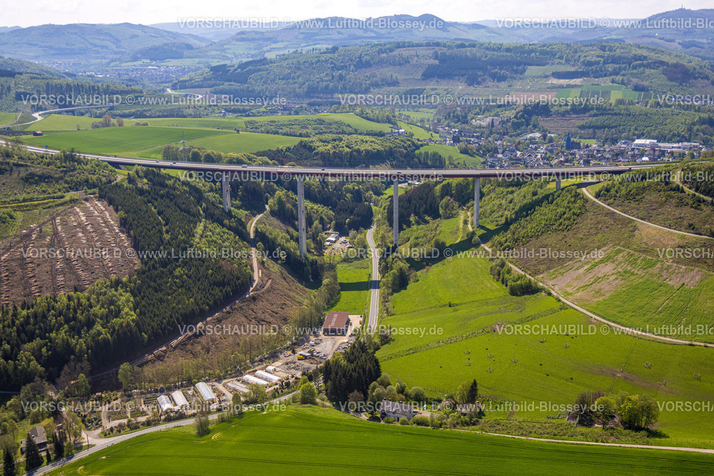 Bestwig230501287 | Luftbild, Talbrücke Nuttlar der Autobahn A46, Waldschäden, Nuttlar, Bestwig, Sauerland, Nordrhein-Westfalen, Deutschland