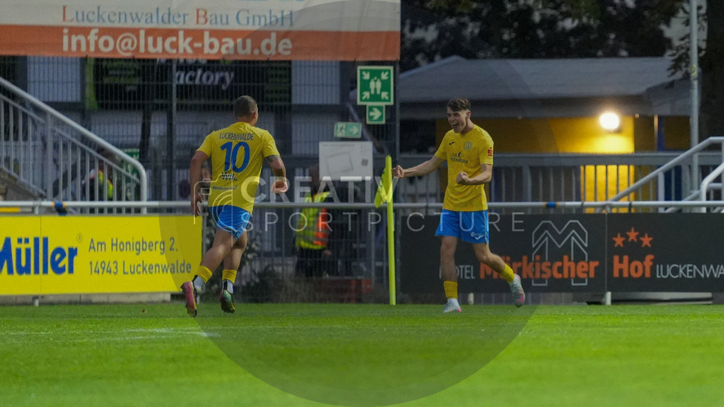 Fußball, Herren, Saison 2025/2026, Regionalliga Nordost, 4. Spieltag, FSV 63 Luckenwalde vs. BFC Preussen, Samstag 22.08.2025, Werner-Seelenbinder-Stadion Luckenwalde | Fußball, Herren, Saison 2025/2026, Regionalliga Nordost, 4. Spieltag, FSV 63 Luckenwalde vs. BFC Preussen, Samstag 22.08.2025, Werner-Seelenbinder-Stadion Luckenwalde, Im Bild: Lucas Will (l. Luckenwalde) und Tim Maciejewski (r. Luckenwalde) jubeln über den Treffer zum 2:0. - Realisiert mit Pictrs.com