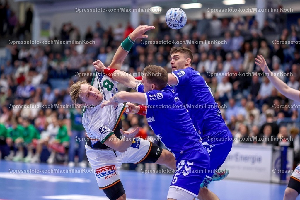 Gum27032501009 | 27.03.2025, Handball, HBL, VfL Gummersbach - HSG Wetzlar, Schwalbe-Arena: Viktor Norberg (HSG Wetzlar #08) gegen Tilen Kodrin (GUM #5) und Stepan Zeman (GUM #66) 