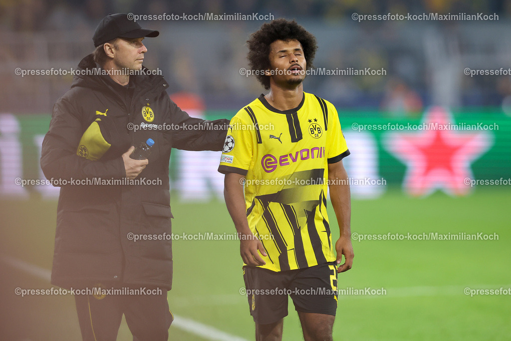BVB01102402195 | 01.10.2024, Fußball, UEFA Champions League, Borussia Dortmund - Celtic Glasgow, 2. Spieltag, Signal Iduna Park, Saison 2024 2025: Karim Adeyemi (BVB #27) muss verletzt das Spielfeld verlassen Verletzung Enttäuschung Enttäuscht Schmerzen