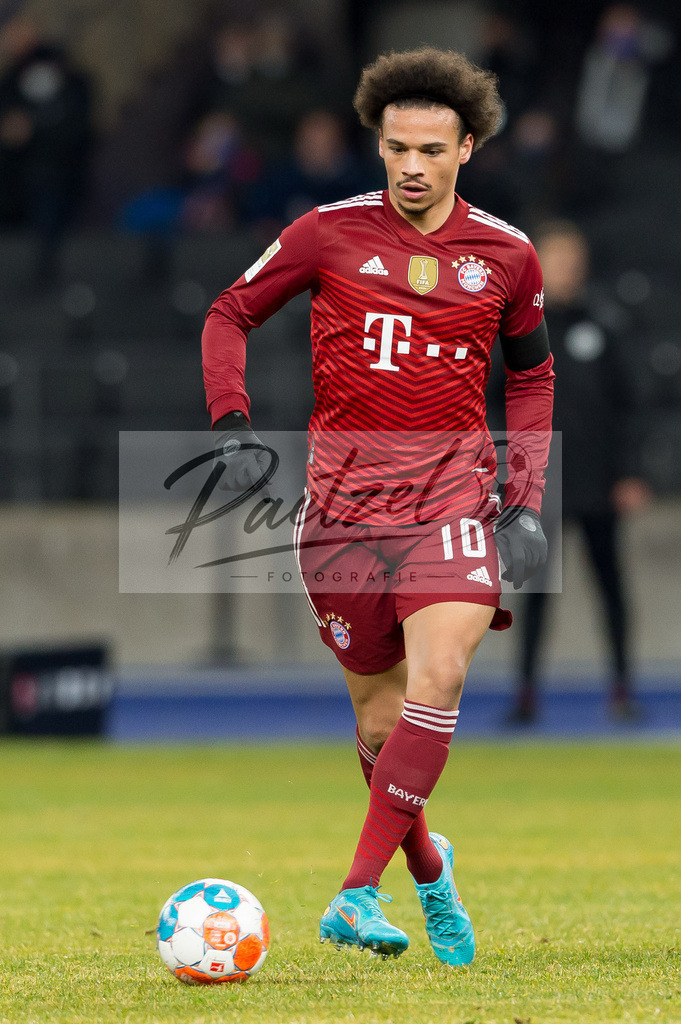 BSCFCB20220123_328 | Fussball, Herren: Leroy Sane (FC Bayern Muenchen) in Aktion, am Ball, Einzelaktion bei dem Spiel der 1. Bundesliga zwischen Hertha BSC und FC Bayern Muenchen im Olypiastadion am 23.01.2022 in Berlin, Deutschland.DFB / DFL REGULATIONS PROHIBIT ANY USE OF PHOTOGRAPHS AS IMAGE SEQUENCES AND/OR QUASI-VIDEO. - Realisiert mit Pictrs.com