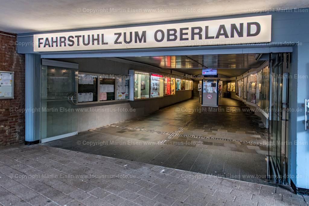 Helgoland Fahrstuhl zum Oberland_ELS_4021030818 | Helgoland - Aufnahmedatum: 04.08.2018, Aufnahmehöhe:  m, Koordinaten:  - , Bildgröße: 7584 x  5056 Pixel - Copyright 2018 by Martin Elsen, Kontakt: Tel.: +49 157 74581206, E-Mail: info@schoenes-foto.deSchlagwörter:Schleswig-Holstein,Landkreis Pinneberg,Düne,Hochseeinsel,Börteboote,Meer,Küste,Halunder,Oberland,Unterland,Strand,Seehunde,Robben,Lange Anna,Felsen,Roter Felsen,Luftbild,Luftbilder,Bastölpel - Realisiert mit Pictrs.com