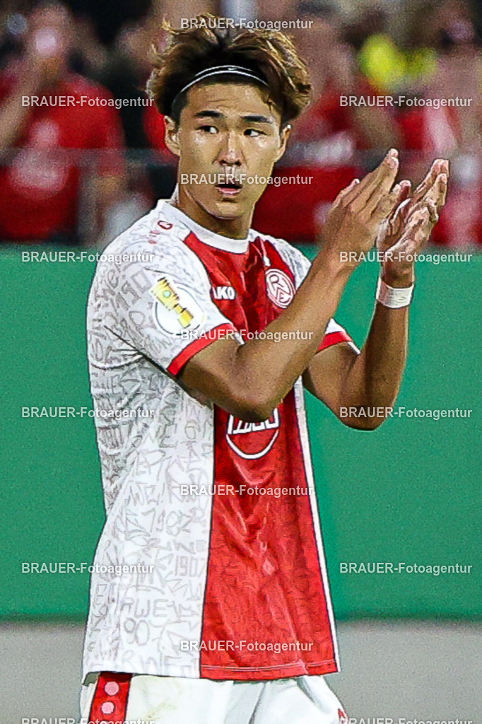 Rot-Weiss Essen - Borussia Dortmund | Essen, Deutschland, 18.08.2025Kaito Mizuta  (Rot-Weiss Essen) gestikuliertwährend des DFB Pokal Spiels zwischen Rot-Weiss Essen- Borussia Dortmund im Stadion an der Hafenstraße am 18.08.2025 in Essen. (Foto von Timo Bluhmki-Schmidt/Brauer Fotoagentur