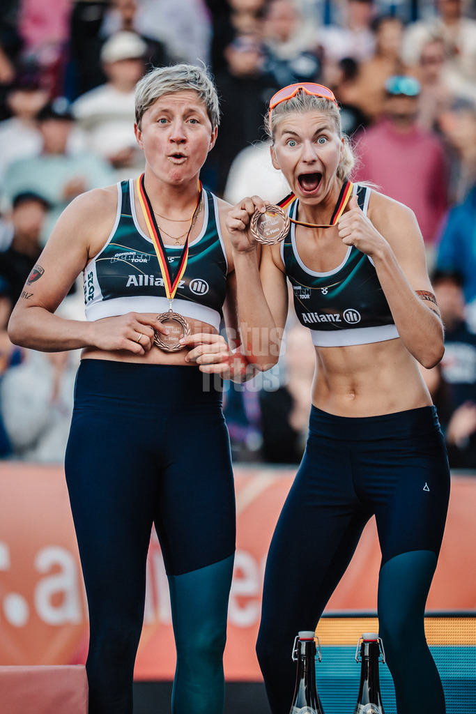 Beachvolleyball | Frauen und Männer | Deutsche Meisterschaften 2025 Timmendorfer Strand | 07.09.2025 | v.l. Clemens Wickler und Nils Ehlers steigen auf das Podest während der Siegerehrung für die Bronzemedaille Platz Drei