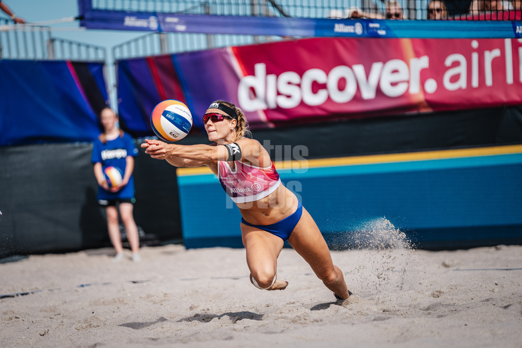 Beachvolleyball | Frauen | Allianz German Beach Tour 2024 | Tourstop Kühlungsborn 2 | 17.08.2024 | Kim van de Velde spielt den Ball