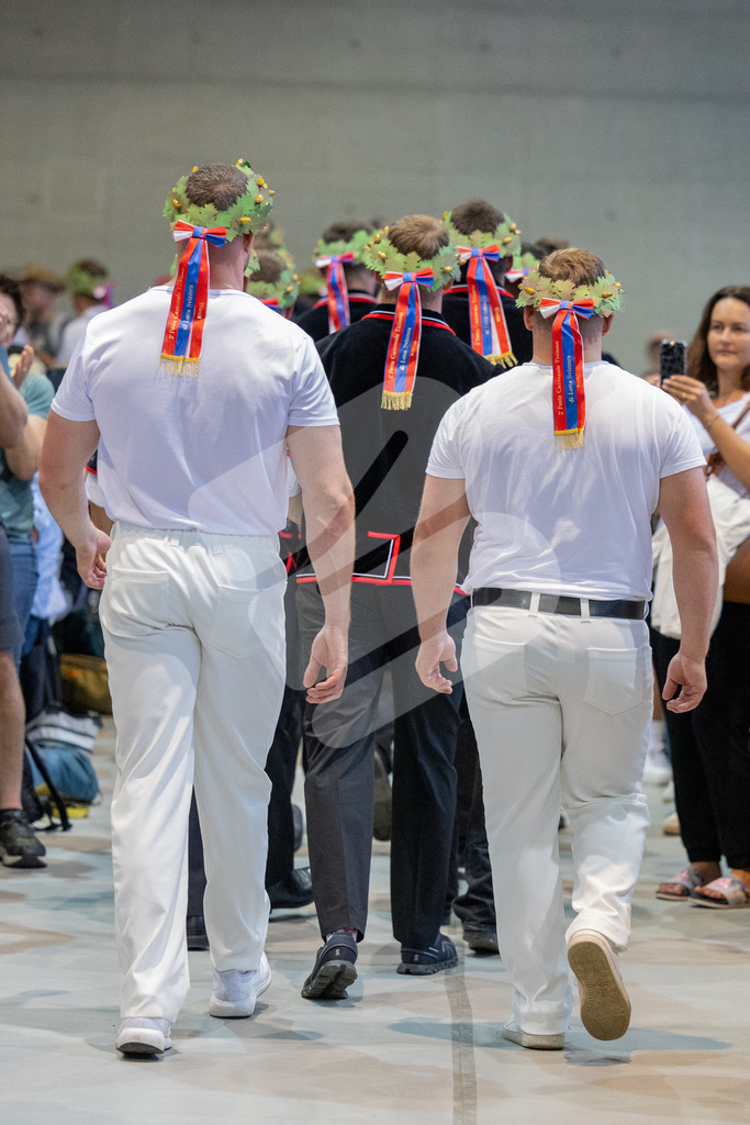TESSINER2025_Ehrung_2236 | Die Schwinger des Schwyzer Kantonalen Schwingerverbandes: Fotos, die Dynamik und Leidenschaft festhalten, sowie emotionale Momente aus dem traditionellen Schwingsport zeigen. - Realisiert mit Pictrs.com