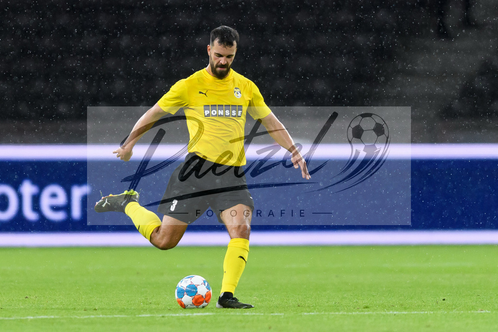 FCUKUO20210826_106 | Fussball, Herren: Diogo Tomas (Kuopion PS) in Aktion, am Ball, Einzelaktion beim Spiel der UEFA Conference League zwischen 1. FC Union Berlin und Kuopion PS im Olympiastadion am 26.08.2021 in Berlin, Deutschland. - Realisiert mit Pictrs.com