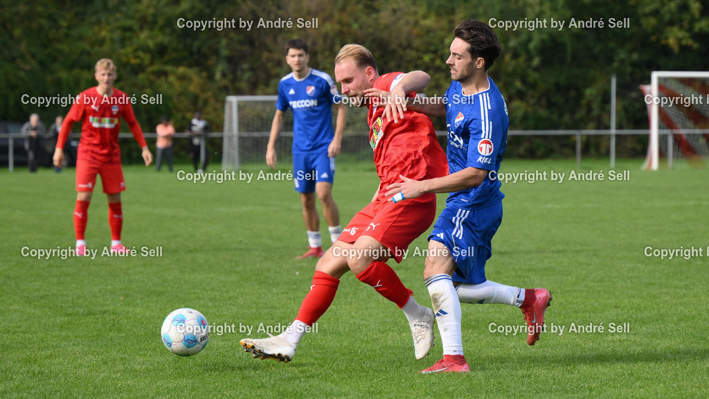 SpVg Eidertal Molfsee vs Inter Türkspor Kiel | Enes Jasari (Molfsee #30) vs Julius Alt (Inter #8) / Fußball-Landesliga Schleswig Männer 2026/2027 / SpVg Eidertal Molfsee vs Inter Türkspor Kiel / Platz A / Molfsee / 03.10.26 - Realisiert mit Pictrs.com
