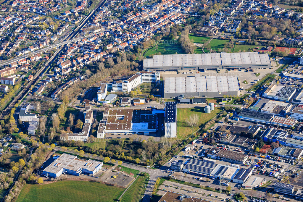 Luftbild: Gewerbegebiet Pfizerstraße mit Pfizer Bundesamt für Migration und Flüchtlingen, Simon Hegele Gesellschaft für Logistik und Service mbH im Ortsteil Hagsfeld in Karlsruhe im Bundesland Baden-Württemberg in Deutschland. Foto: IMG_153929.jpg vom 02.04.2026 durch Werner Riehm/FLY-FOTO.deAuflösung des Originals: 5697 x 3798 pxWWW.PFIZER.DE