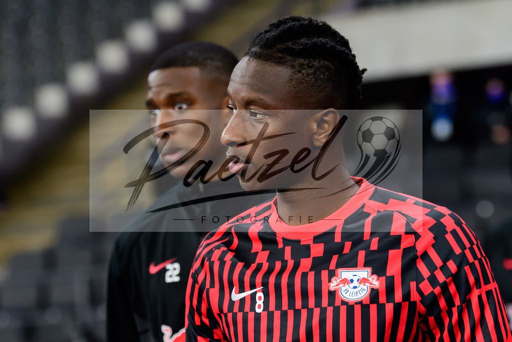 BSCRBL20220220_245 | Fussball, Herren: Amadou Haidara (RB Leipzig) schaut bei dem Spiel der 1. Bundesliga zwischen Hertha BSC und RB Leipzig im Olypiastadion am 20.02.2022 in Berlin, Deutschland.DFB / DFL REGULATIONS PROHIBIT ANY USE OF PHOTOGRAPHS AS IMAGE SEQUENCES AND/OR QUASI-VIDEO. - Realisiert mit Pictrs.com