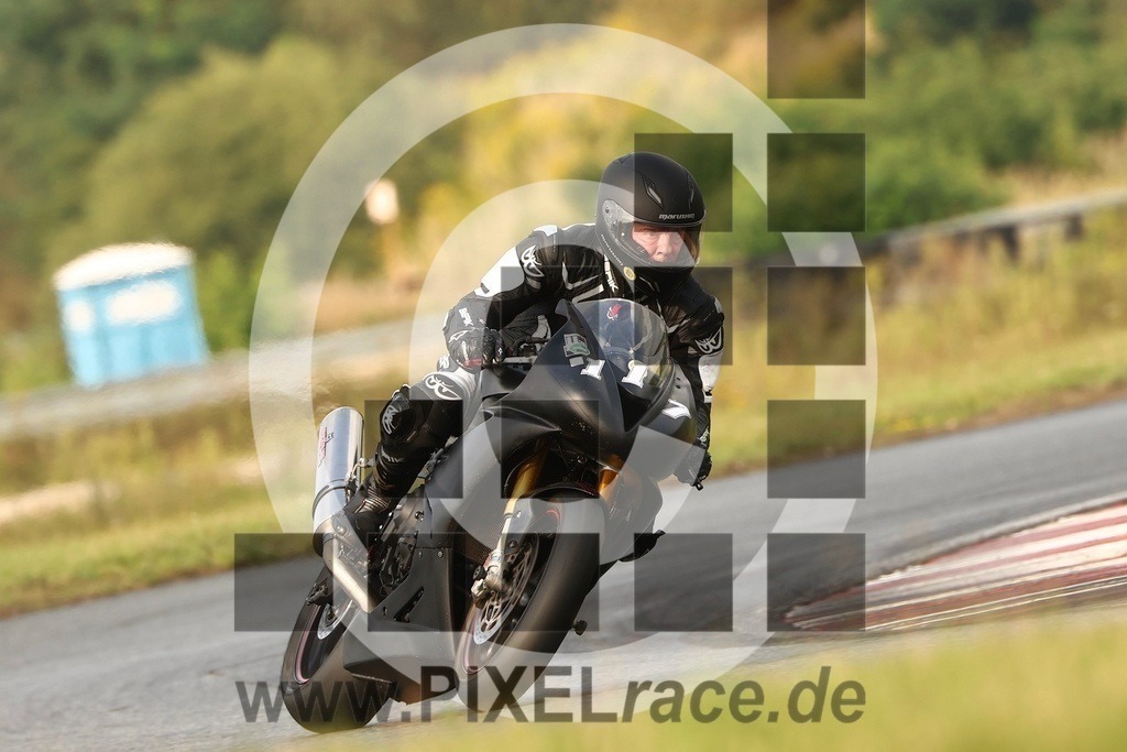 0117-20250908_12551 | Schöne Erinnerungen an spannende Momente - das festzuhalten ist unser Job. PIXELrace.de ist seit 2003 auf den Rennstrecken Europas unterwegs um die Action draußen beim Fahren und die wunderbare Stimmung imm Fahrerlager für euch einzufangen.