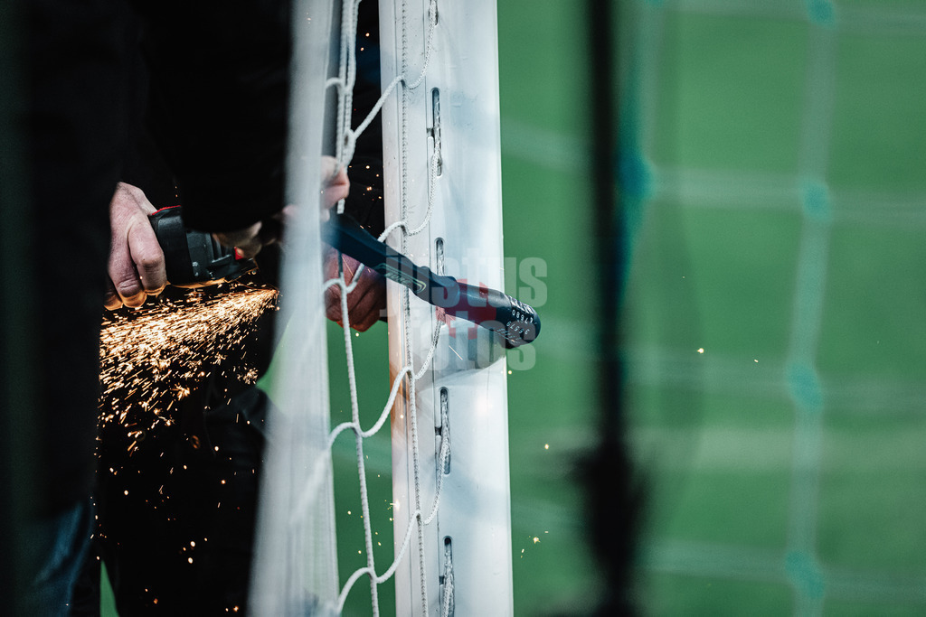 Fußball | Männer | Saison 2023/2024 | 2. Fußball-Bundesliga | 21. Spieltag | Hamburger SV vs. Hannover 96 | 09.02.2024 | HSV Fans sabotieren das Spiel aus Protest mit Schlössern im Tor, die Groundkeeper rücken mit der Flex an