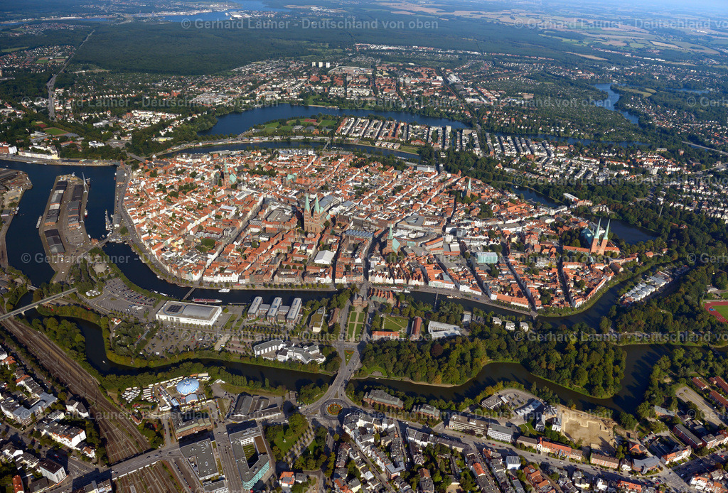 3293114 | Altstadtinsel Lübeck ist eine norddeutsche Stadt, die sich durch ihre Bauten im Stil der Backsteingotik auszeichnet. Diese entstanden im Mittelalter, als Lübeck die Hauptstadt der Hanse war. Das Wahrzeichen der Stadt ist das Holstentor aus Backstein, das im Jahr 1478 vollendet wurde und dazu diente, die auf einer Insel in der Trave gelegene Altstadt abzuschirmen. Die Marienkirche, die nach dem 2. Weltkrieg wiederaufgebaut wurde, ist ein im 13.–14. Jahrhundert errichteter Backsteinbau, der als architektonisches Vorbild für viele nordeuropäische Kirchen diente