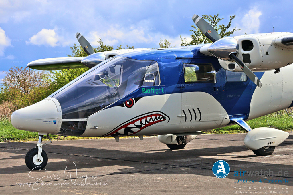 Bioflight - Vulcanair P68 Observer 2  | Bioflight betreibt eine Flotte von Vulcanair P68 Observer 2-Flugzeugen, die für ihre Stabilität und Zuverlässigkeit bei Vermessungsmissionen bekannt sind. Diese Flugzeuge sind für eine hervorragende Steuerbarkeit auch bei niedrigen Fluggeschwindigkeiten mit einer sauberen Stallgeschwindigkeit von 85 Knoten oder 157 km / h ausgelegt. Das Observer 2-Modell verfügt über eine vollständige Plexiglas-Nase, die eine uneingeschränkte Sicht nach vorne ermöglicht und sich für verschiedene Anwendungen eignet, einschließlich Strafverfolgung und Besichtigung.