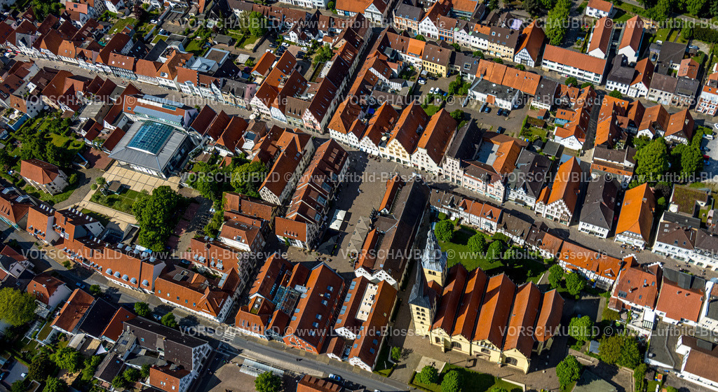 Lemgo240505503 | Luftbild, Altstadt Lemgo, alte Hansestadt mit historischem Stadtkern und der evangelisch-lutherischen Kirche St. Nicolai, Rathaus und Marktplatz, Häuser mit roten Dächern, Lemgo, Lemgo, Ostwestfalen, Nordrhein-Westfalen, Deutschland