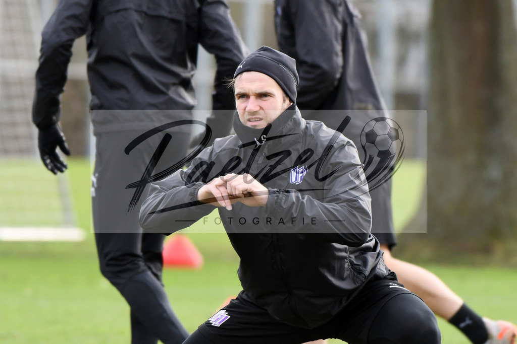 20200130_TRAOSN_0008 | Fußball, Herren: Konstantin Engel (VfL Osnabrueck) waermt sich auf waehrend der Trainingseinheit des VfL Osnabrueck im Sportpark Illoshoehe am 30.01.2020 in Osnabrueck, Deutschland. - Realisiert mit Pictrs.com