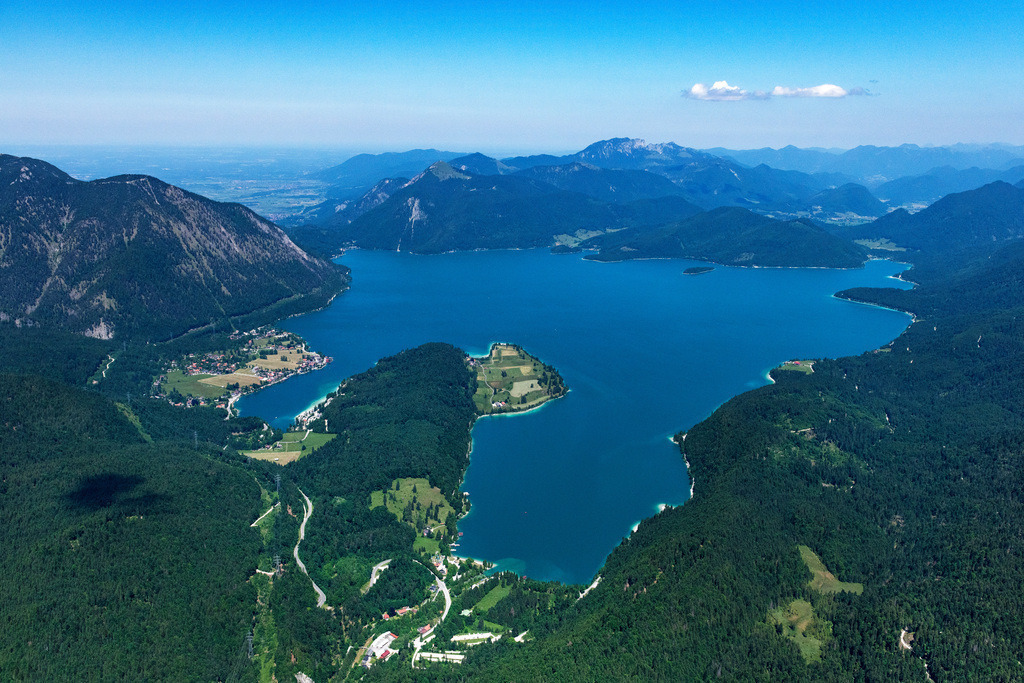 dr__0100472.jpg | KOCHEL AM SEE 13.06.2023 Uferbereiche am Seegebiet des Walchensee in Kochel am See im Bundesland Bayern, Deutschland. 