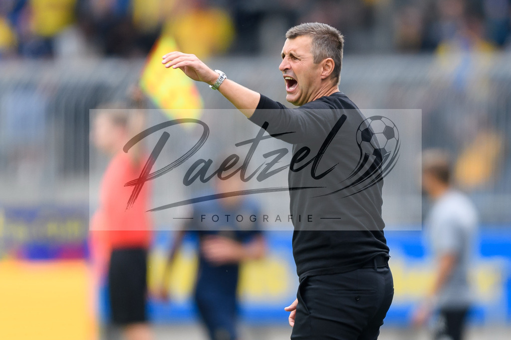 EBSTSV20210828_035 | Fussball, Herren: Trainer Michael Koellner (TSV 1860 Muenchen) gestikuliert beim Spiel der 3. Liga zwischen Eintracht Braunschweig und TSV 1860 Muenchen im Eintracht-Stadion am 28.08.2021 in Braunschweig, Deutschland.DFB / DFL REGULATIONS PROHIBIT ANY USE OF PHOTOGRAPHS AS IMAGE SEQUENCES AND/OR QUASI-VIDEO. - Realisiert mit Pictrs.com