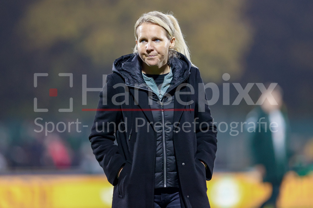 Fussball, Google Pixel Frauen-Bundesliga, SV Werder Bremen - RB Leipzig | Friederike Kromp (Fritzy Kromp, Trainerin, Cheftrainerin, SV Werder Bremen) Portrait, Nahaufnahme, Einzelfoto, Einzelbild, DIE DFB-RICHTLINIEN UNTERSAGEN JEGLICHE NUTZUNG VON FOTOS ALS SEQUENZBILDER UND/ODER VIDEOÄHNLICHE FOTOSTRECKEN. DFB REGULATIONS PROHIBIT ANY USE OF PHOTOGRAPHS AS IMAGE SEQUENCES AND/OR QUASI-VIDEO.