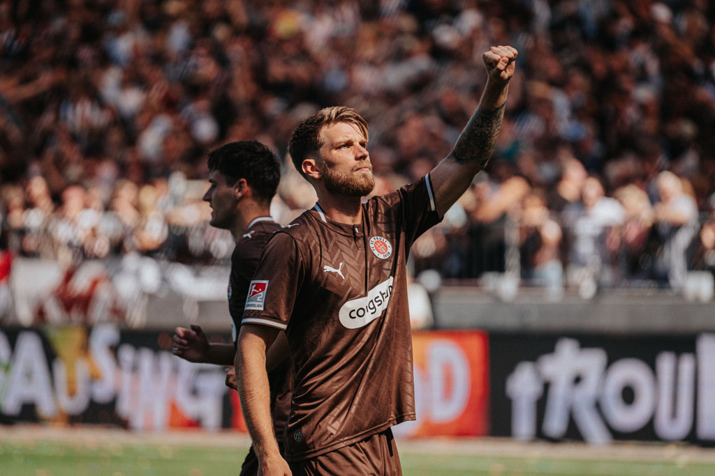 FCSP_YD-03889 | Der offizielle Shop für FC St. Pauli Fotos. Wähle aus Spielszenen & Fanmomenten dein FCSP Wunschformat. Wir liefern Millerntor-Atmosphäre.
