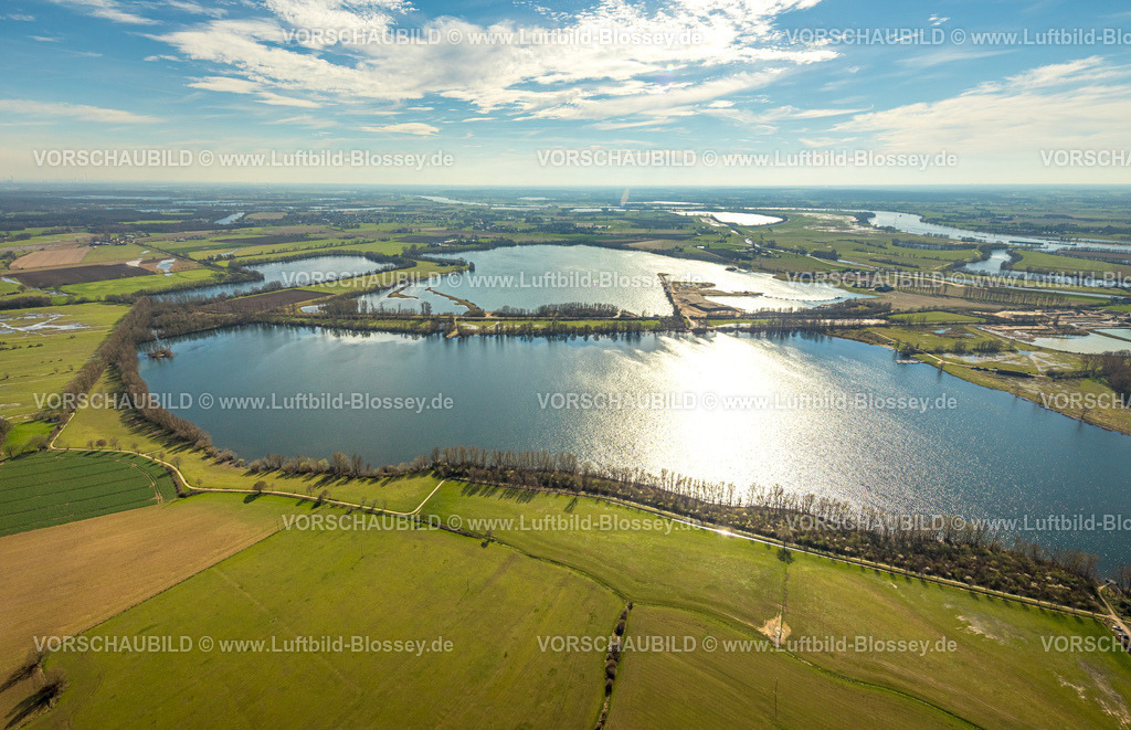 Rees240312187 | Luftbild, Seenplatte mit Wiesen und Feldern und blauem Himmel mit Wolken, See Haffensche Landwehr, Reeser Meer, Fernsicht, Bergswick, Rees, Nordrhein-Westfalen, Deutschland