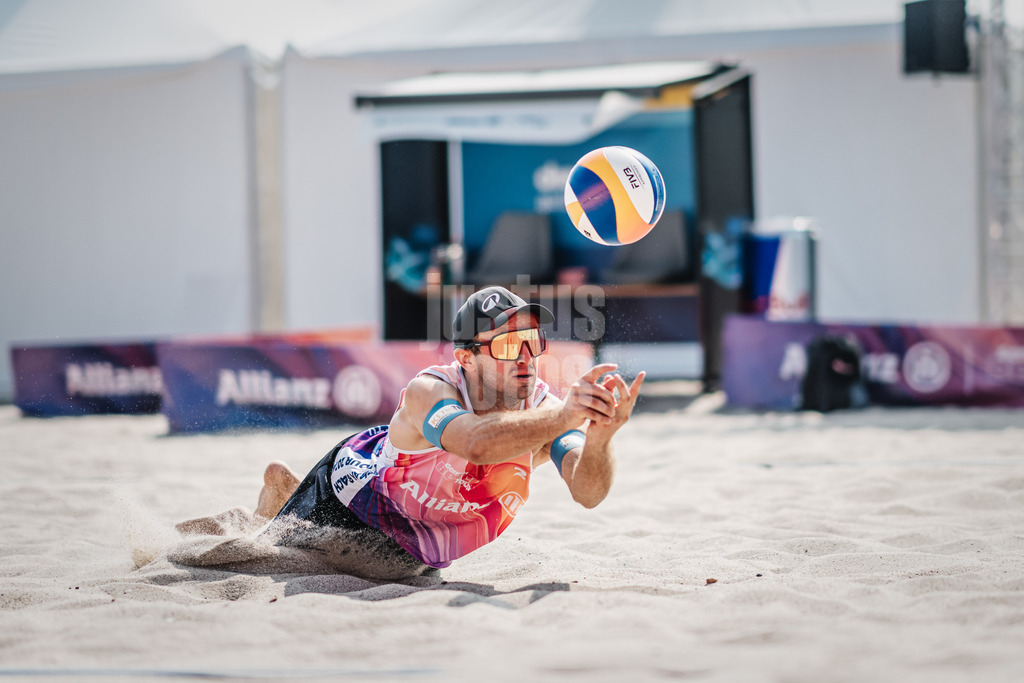Beachvolleyball | Männer | Allianz German Beach Tour 2024 | Tourstop Kühlungsborn 2 | 15.08.2024 | Tilo Rietschel springt zum Ball