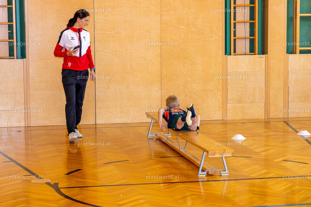 Sport in der Volksschule mit Sabrina Wrann | Bildershop von pixelworld.at - Realisiert mit Pictrs.com