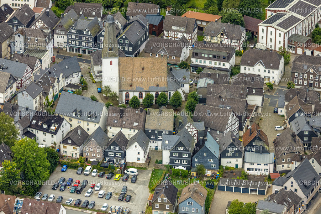 BadLaasphe240709461 | Luftbild, evang. Stadtkirche und Kirchplatz im Ortszentrum mit historischen Fachwerkhäusern, grüne Bäume, Bad Laasphe, Wittgensteiner Land, Nordrhein-Westfalen, Deutschland