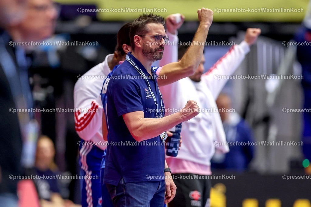 EHF24012601055 | 24.01.2026, Handball, Men's EHF EURO 2026, Frankreich - Portugal, Jyske Bank Boxen in Herning, Dänemark, Main Round: Headcoach Guillaume Gille (France #hc) gestikulierend am Spielfeldrand  