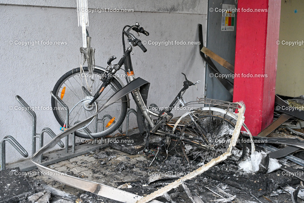 Linz Auwiesen_ Brandanschlag_ Feuerteufel_ 19.03.2024-12 | 19.03.2024, Linz, AUT, Auwiesen, im Bild Feuerteufel, Brandanschlag, Muellinsel, Wohnhaus, Mistkuebel, Muelleimer, Muellcontainer, Feuer