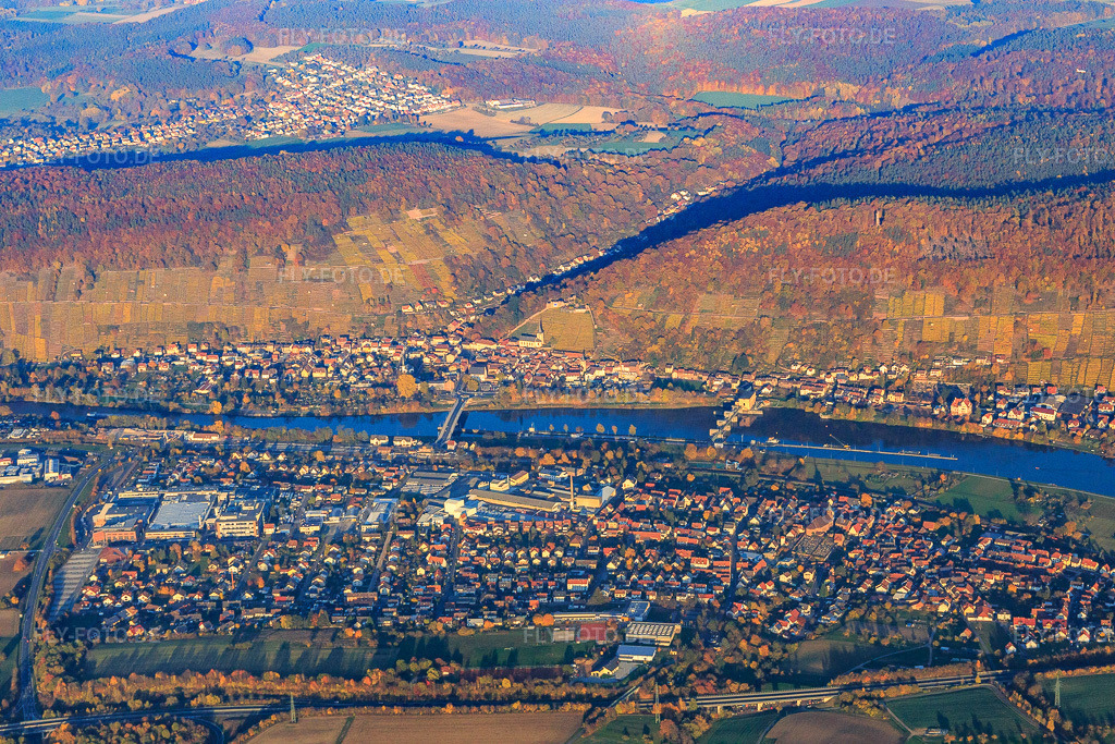 Luftbild: Stadtansicht am Main aus Süden in Wörth am Main im Bundesland Bayern in Deutschland. Foto: IMG_085029.jpg vom 01.11.2015 durch Werner Riehm/FLY-FOTO.de
