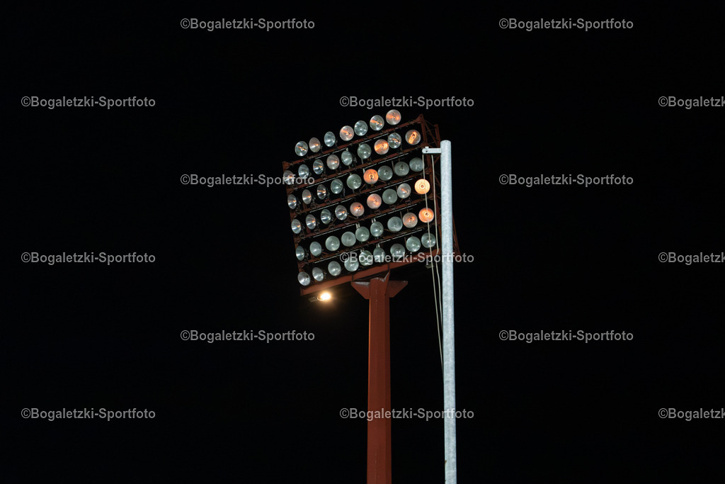 Flutlichtausfall | 15.10.2025, Fußball, Niederrheinpokal, 3.Runde, KFC Uerdingen - MSV Duisburg: In der 38. Minute fällt das Flutlicht aus - Realisiert mit Pictrs.com
