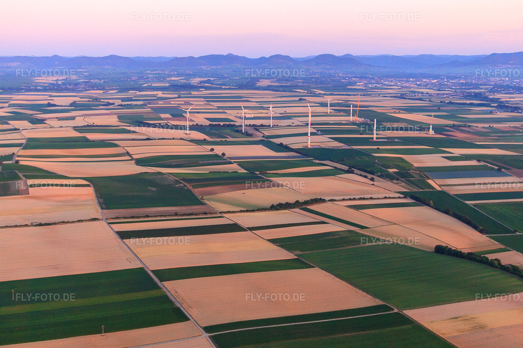 Luftbild: Wndpark am Abend aus Osten in Offenbach an der Queich im Bundesland Rheinland-Pfalz in Deutschland. Foto: IMG_69305.jpg vom 04.07.2014 durch Werner Riehm/FLY-FOTO.de