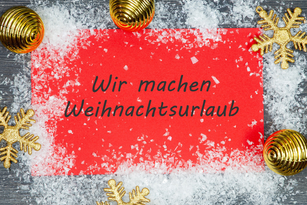 WIR MACHEN WEIHNACHTSURLAUB | Schild mit Aufschrift WIR MACHEN WEIHNACHTSURLAUB mit weihnachtlicher Dekoration - Realisiert mit Pictrs.com