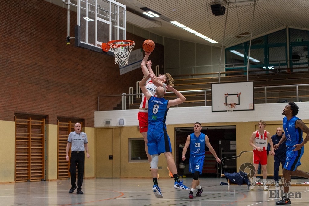 TSG Westerstede-Fortuna Logabirum | Basketball 2. Regionalliga; TSG Westerstede 2 (weiß)- Fortuna Logabirum (blau) am 12.12.2025 in Westerstede (Hössensportzentrum), Photo: Philip Eiben 2025 - Realisiert mit Pictrs.com