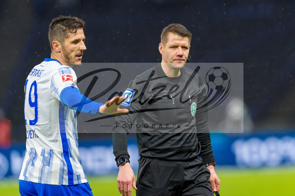 BSCRBL20220220_196 | Fussball, Herren: Schiedsrichter Patrick Ittrich schaut bei dem Spiel der 1. Bundesliga zwischen Hertha BSC und RB Leipzig im Olypiastadion am 20.02.2022 in Berlin, Deutschland.DFB / DFL REGULATIONS PROHIBIT ANY USE OF PHOTOGRAPHS AS IMAGE SEQUENCES AND/OR QUASI-VIDEO. - Realisiert mit Pictrs.com