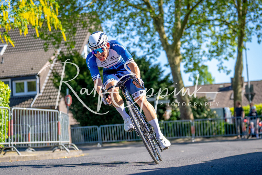 Spurt in den Mai 2026 - Großer Preis der Sparkasse Neuss | Annual one-day road cycling race "Großer Preis der Sparkasse Neuss" held in Büttgen, Germany, organized by VfR Büttgen 1912 e.V. The event features multiple races across all age categories from U11 youth to Elite men. - Realisiert mit Pictrs.com