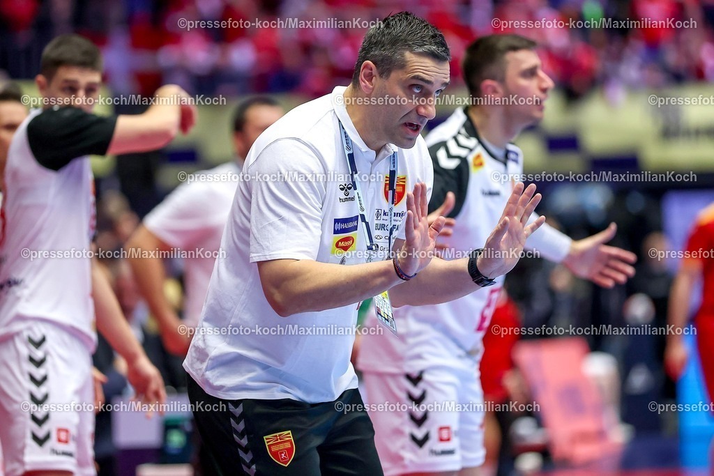EHF20012601036 | 20.01.2026, Handball, Men's EHF EURO 2026, Nordmazedonien - Rumänien, Jyske Bank Boxen in Herning, Dänemark, Preliminary Round:  Headcoach Kiril Lazarov (North Macedonia #hc) gestikulierend am Spielfeldrand  