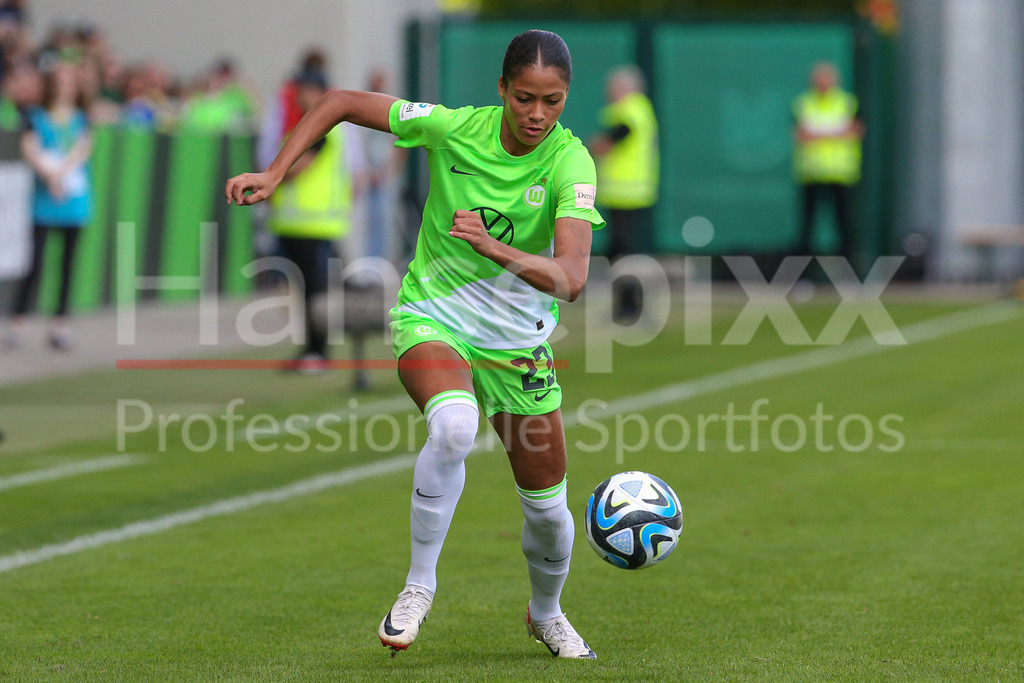 Fussball, Google Pixel Frauen-Bundesliga, VfL Wolfsburg - Bayer 04 Leverkusen | v.li.: Sveindis Jonsdottir (VfL Wolfsburg, 23) Freisteller, Einzelbild, Ganzkörper, Aktion, Action, Spielszene, DIE DFB-RICHTLINIEN UNTERSAGEN JEGLICHE NUTZUNG VON FOTOS ALS SEQUENZBILDER UND/ODER VIDEOÄHNLICHE FOTOSTRECKEN. DFB REGULATIONS PROHIBIT ANY USE OF PHOTOGRAPHS AS IMAGE SEQUENCES AND/OR QUASI-VIDEO.