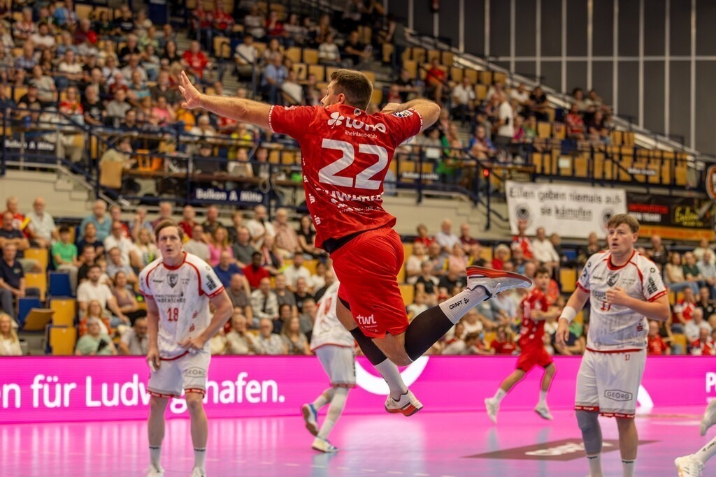 2. HBL (Handball-Bundesliga), Saison 2026/27, 1. Spieltag: Eulen Ludwigshafen gegen TuS Ferndorf | 2. HBL (Handball-Bundesliga), Saison 2026/27, 1. Spieltag: Eulen Ludwigshafen gegen TuS Ferndorf***Kian Schwarzer (22, Ludwigshafen) zieht ab - Realisiert mit Pictrs.com