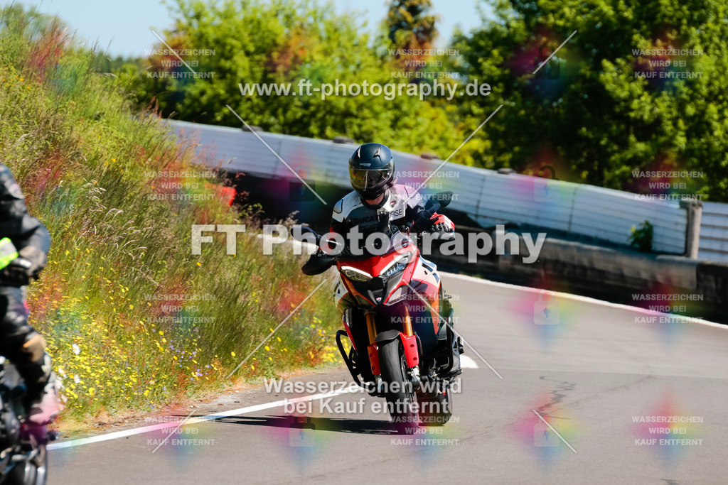Moto-TeamOBK-22017 | Hier findet Ihr Bilder von Touristenfahrten auf der Nürburgring Nordschleife oder von anderen Veranstaltungen die ich besucht habe. Viel Spass beim Durch Schauen 