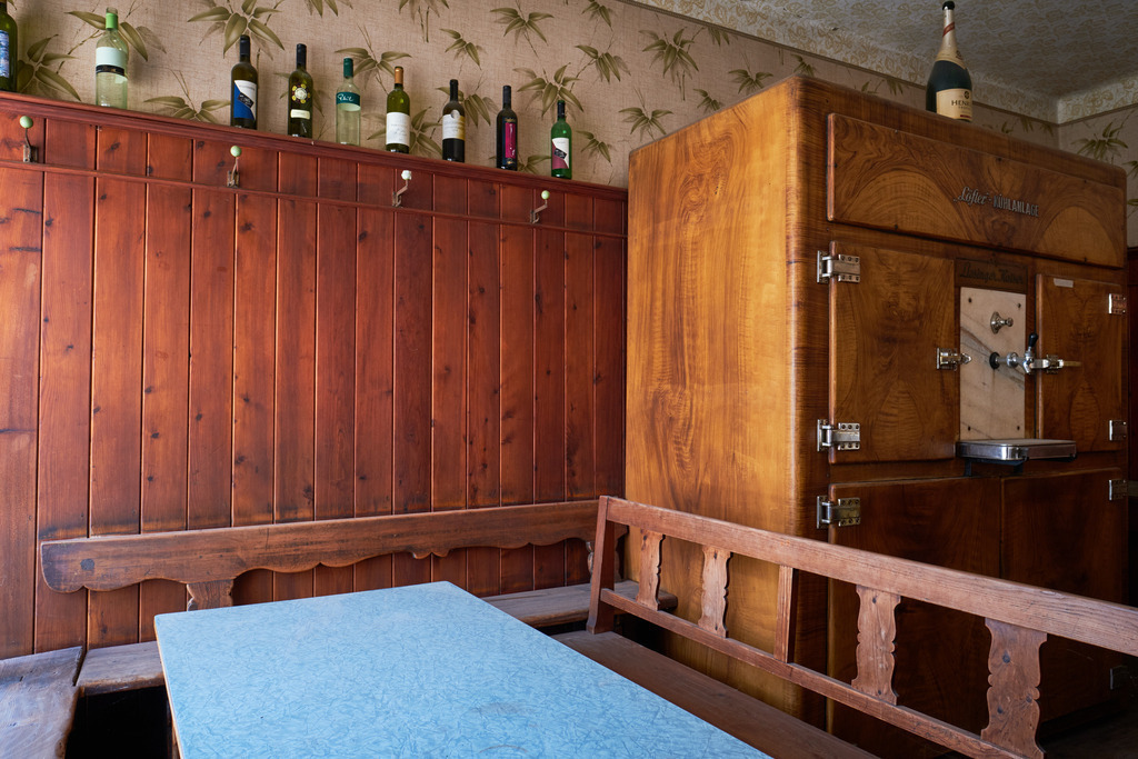 Innenraum einer leeren Gaststätte im Weinviertel | Austria - June 08, 2021: Innenraum einer leeren Gaststätte im Weinviertel; Blick in die Gaststube mit Schank. - Realisiert mit Pictrs.com