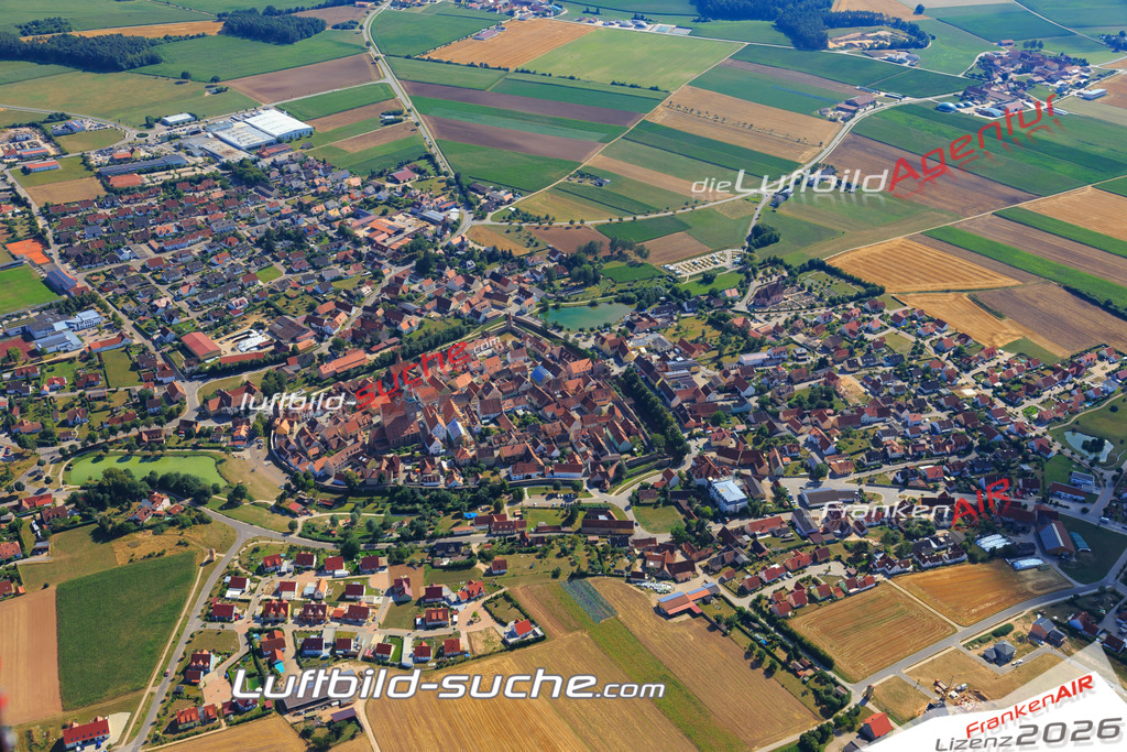 Luftbild von Altstadt Wolframs-eschenbach - Luftaufnahme wurde 2015 von https://frankenair.de mittels Flugzeug (keine Drohne) erstellt - die Geschenkidee